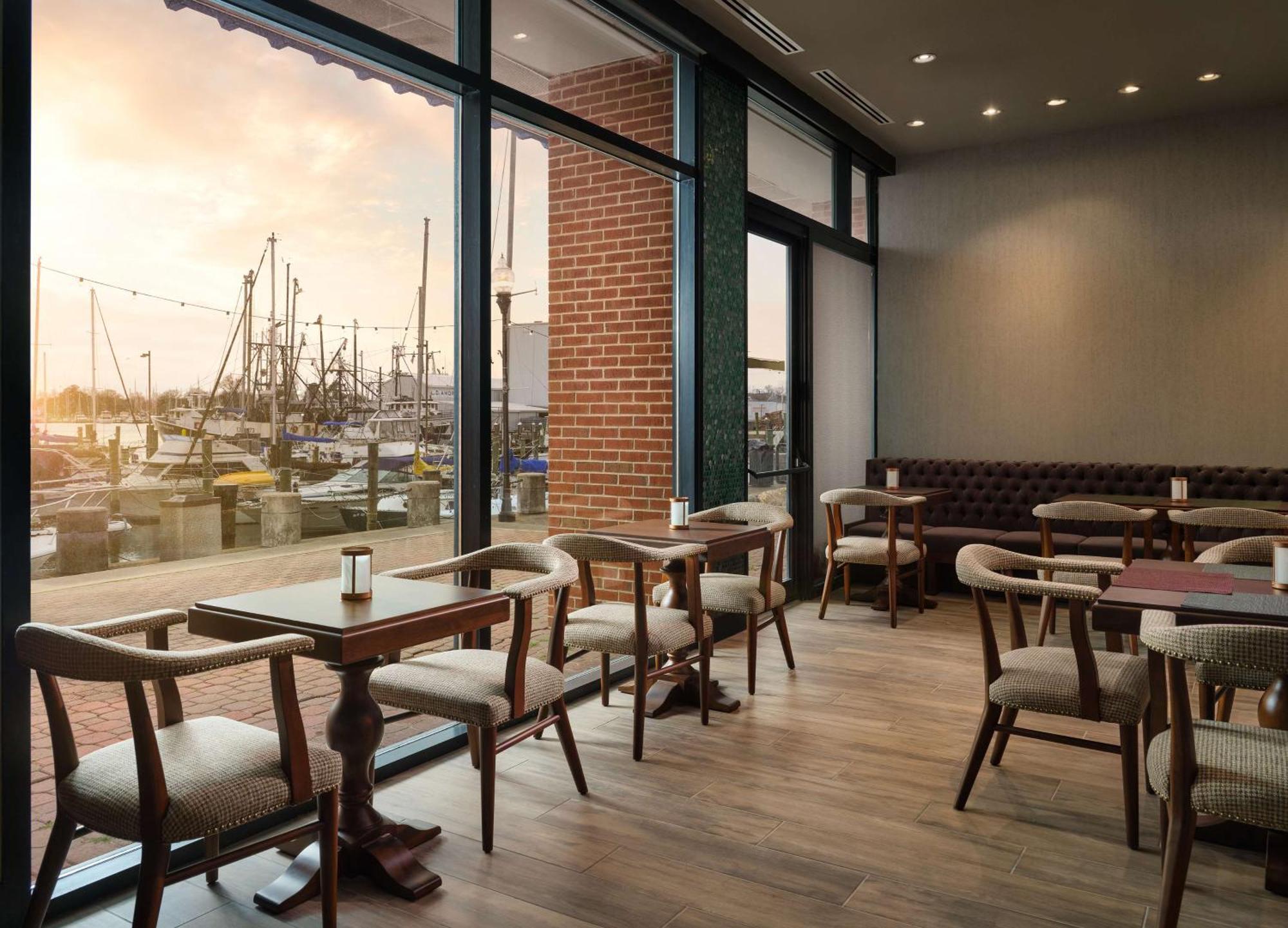 The Landing At Hampton Marina, Tapestry Collection By Hilton Hotel Exterior photo